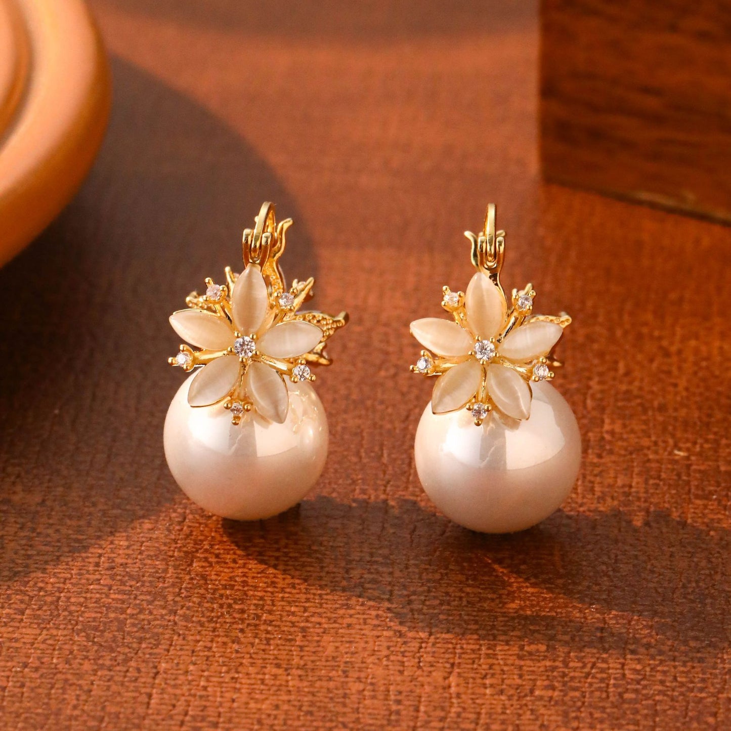 New opal flower pearl earrings, high-end sense slightly inlaid, personalized design temperament stud earrings, fashionable light luxury earrings.