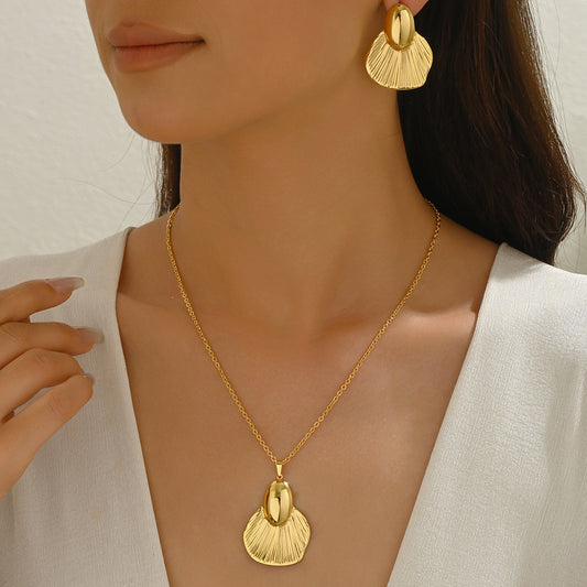 Textured Leaf Necklace & Stud Earrings Set