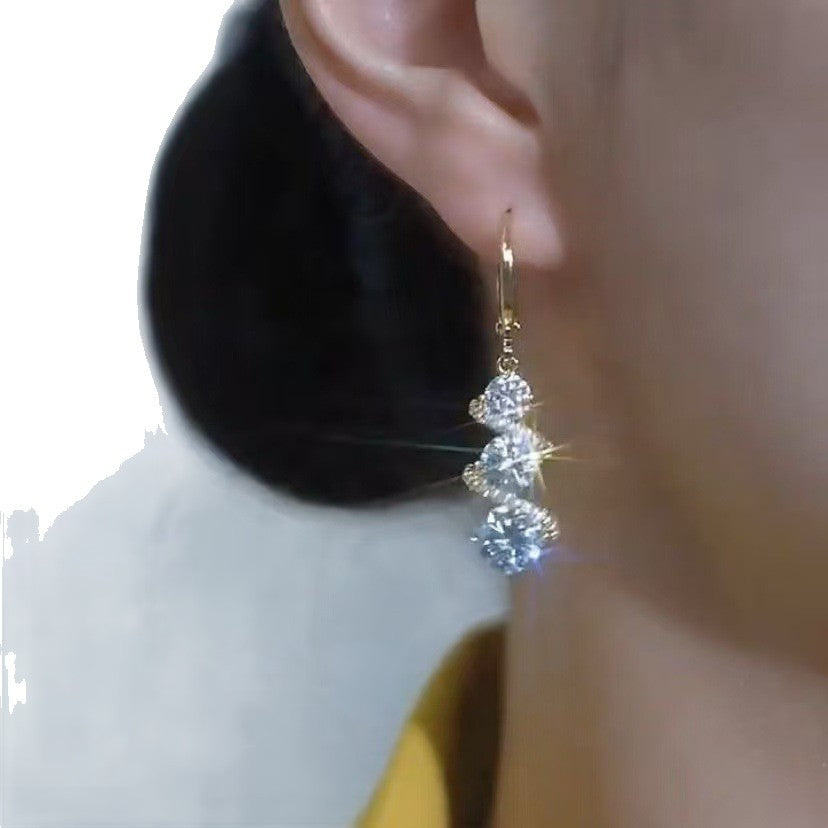High-end temperament water drop earrings 2026 new trendy niche design Internet celebrity light luxury stud earrings