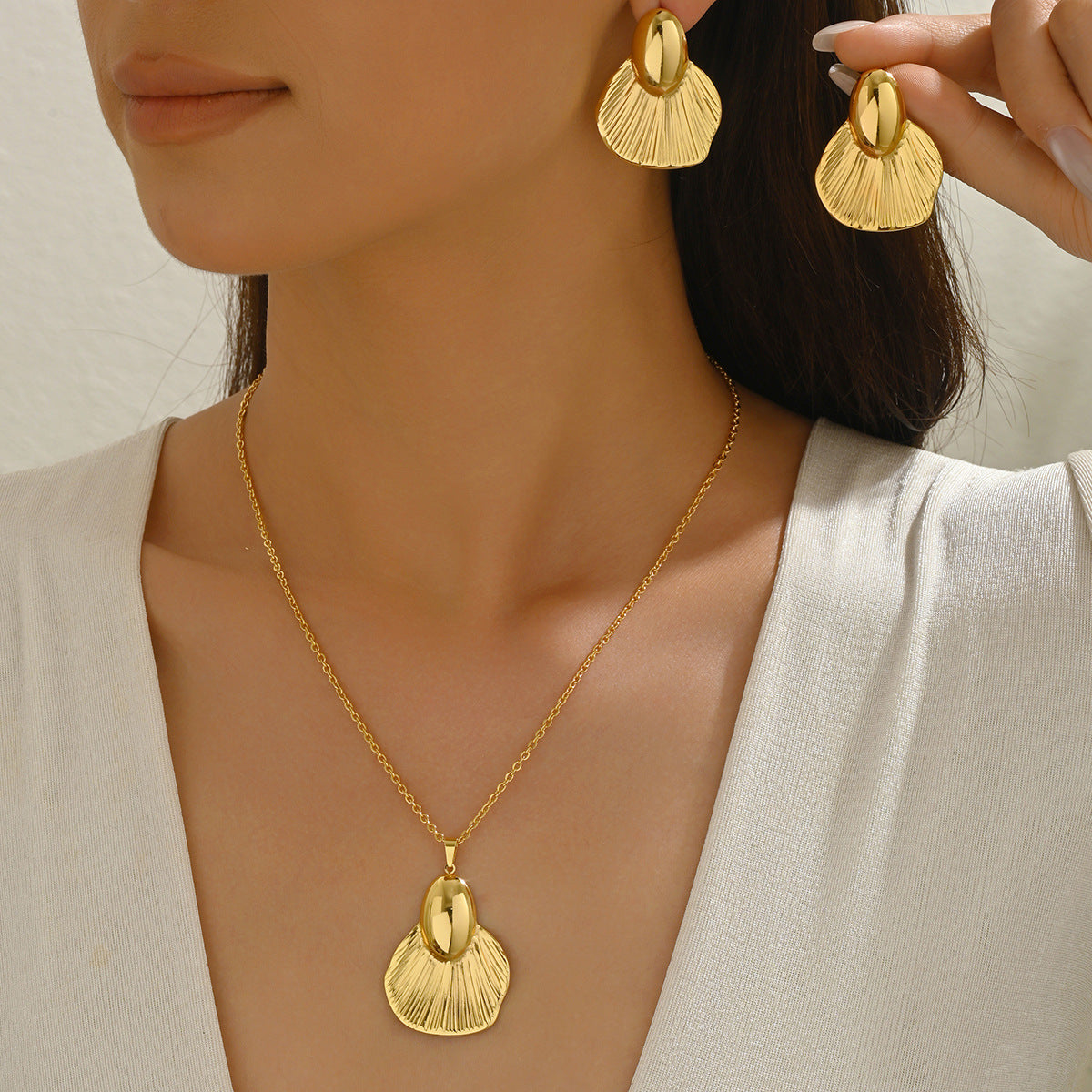 Textured Leaf Necklace & Stud Earrings Set