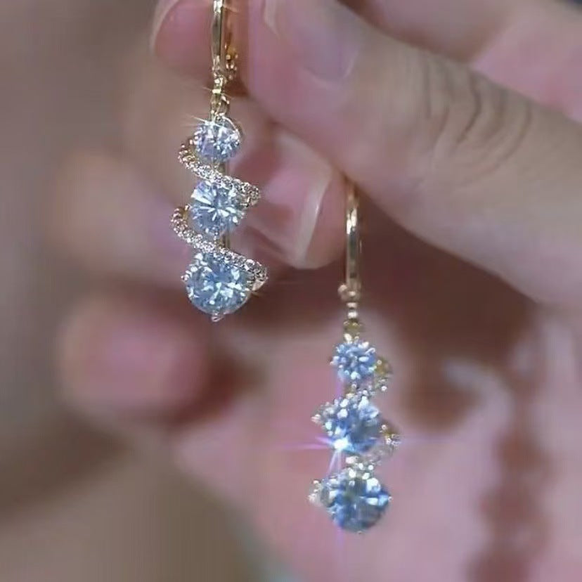 High-end temperament water drop earrings 2026 new trendy niche design Internet celebrity light luxury stud earrings